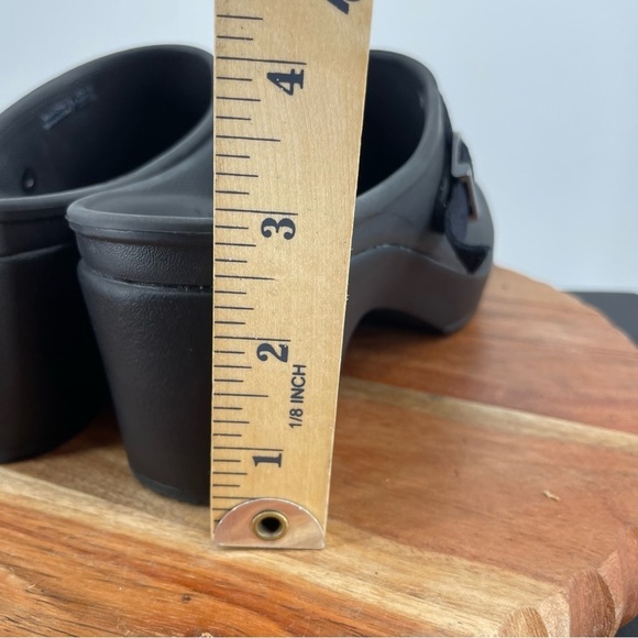 Crocs Sarah Dual Comfort Chunky Heel Clogs- women's size 8 black - Picture 7 of 9